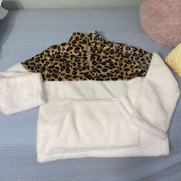 Leopard Print Sherpa Fleece Pullover Top - Picture 7 of 8